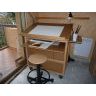 Meuble atelier atelier avec trousse de pinceaux et tabouret Rocquebrune