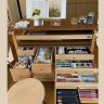 Meuble atelier tiroirs encre pastels crayons