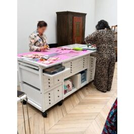 Table atelier blanche dans un atelier couture parisien