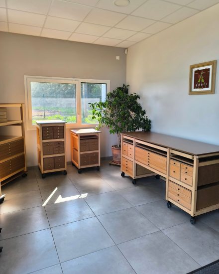 Table de couture bois avec tiroirs pour loisirs-créatifs auboi