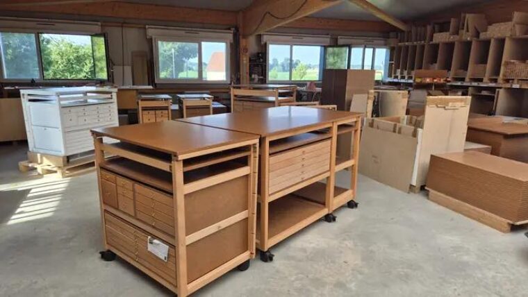 Deux meubles atelier Auboi assemblés au centre de l’atelier d’Auzebosc, panneaux de bois rangés le long des murs