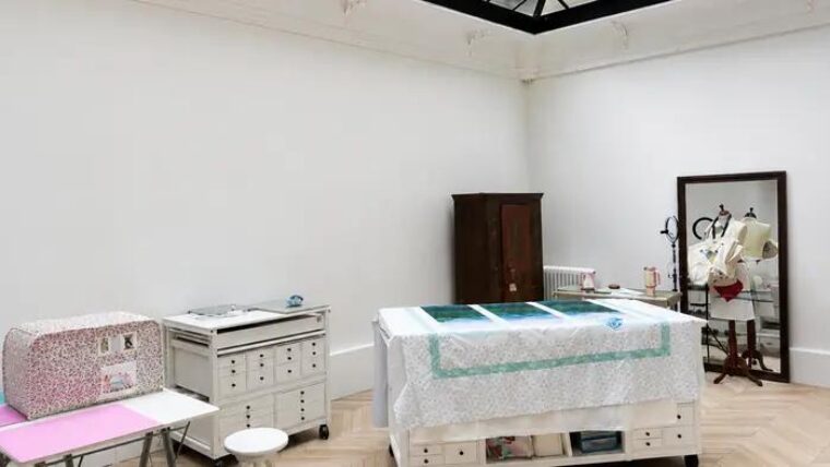 Seconde vue de l’atelier de Florentine : la table Auboi sous la verrière, tissus et ouvrages de patchwork affichés au mur
