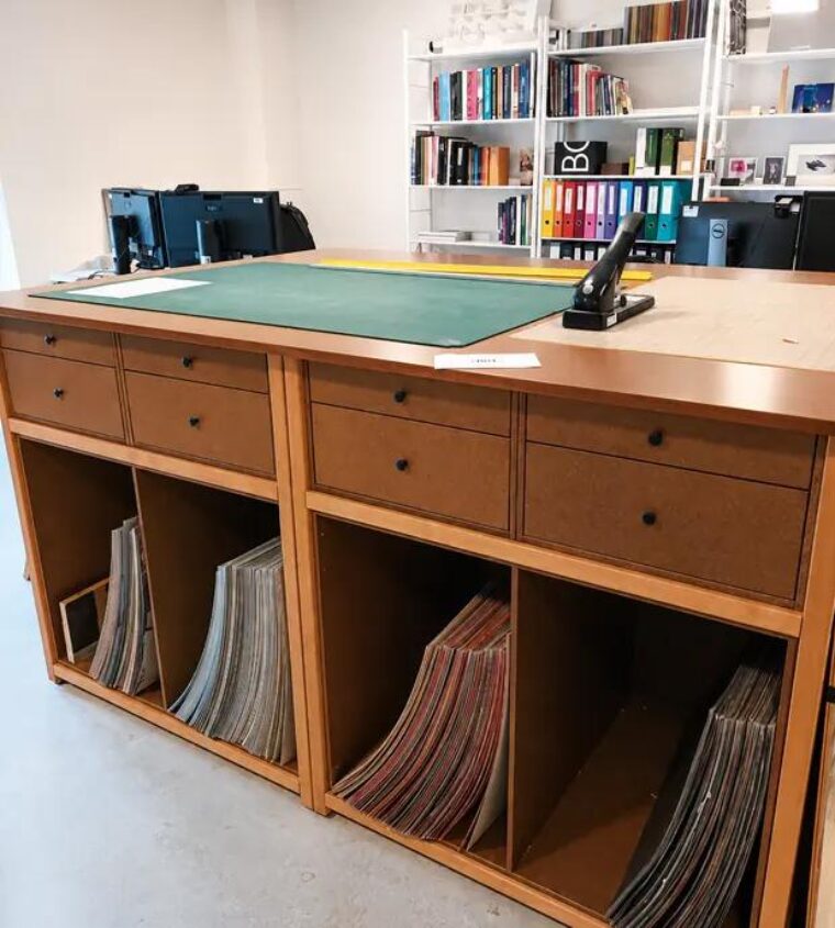 Meuble à plans Auboi au cabinet d’arts graphiques du musée du Louvre, cartons à dessin rangés debout dans les casiers bas