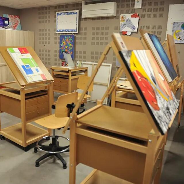 Atelier créatif Cultura : tables à dessin Auboi inclinables sur roulettes, travaux en cours sur les plateaux
