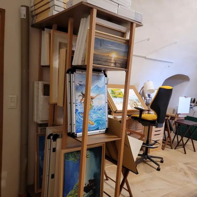 Chariot de rangement Auboi chargé de toiles et de cadres dans un atelier d’artiste