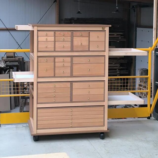 Commode Auboi à quatre niveaux de tiroirs, sur roulettes, devant une passerelle d’atelier