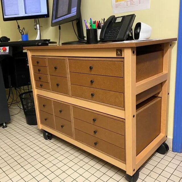 Commode de rangement Auboi sur roulettes dans un bureau des Archives départementales de Vendée