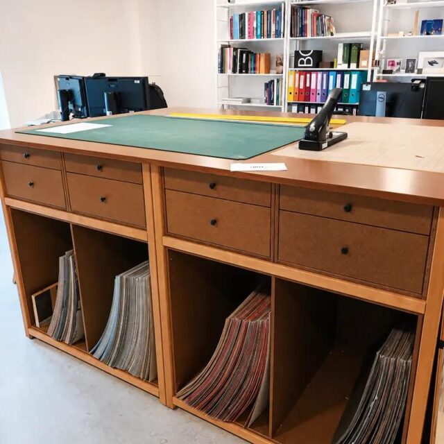 Table de travail Auboi au cabinet d’arts graphiques du musée du Louvre, tapis de coupe vert, cartons à dessin dans les casiers