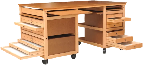 Meuble atelier couture, tous tiroirs et tablettes sortis : plans de travail escamotables et rangements sur trois hauteurs