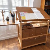 meuble atelier d'artiste : un chevalet combiné à des rangements