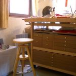 meuble atelier d'art pinceaux et tabouret auriol