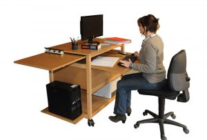 Bureau-informatique-avec-chaise