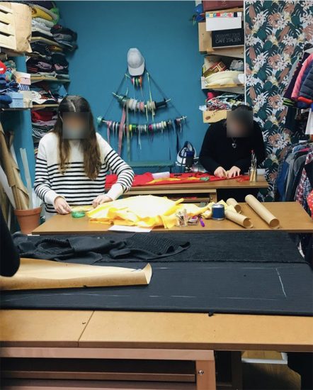 Atelier couture la-refile paris table découpe couture