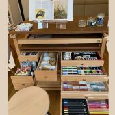 Meuble atelier tiroirs encre pastels crayons